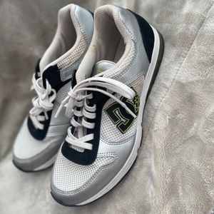 DC SHOES Size 9